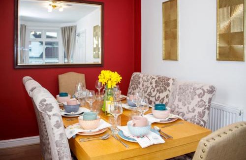 Powick Villa | 6 BR 3 Bath Spacious Tudor House & Free Parking