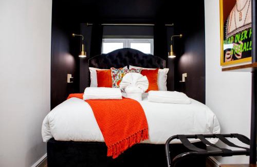 Powick Villa | 6 BR 3 Bath Spacious Tudor House & Free Parking