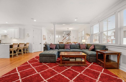 Wall House | ⭐️ 6 BR Belmar Beach Family Home - Walk to Beach & Lake! ⭐️