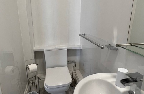 Roundham Bed & Breakfast | 6 - Honeymoon Room - Paddington Station - Room 6