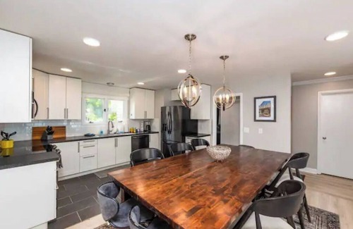 Fourth Ward House | 6 Kings Mega House in Uptown Charlotte