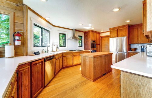 Kingswood Estates Cabin | 6 Mi to Ski Slopes! Family Tahoe Cabin w/3 Decks
