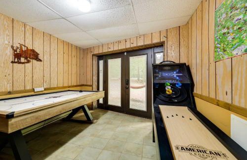 Greentown House | 6 Mi to Skiing Poconos Winter Escape!