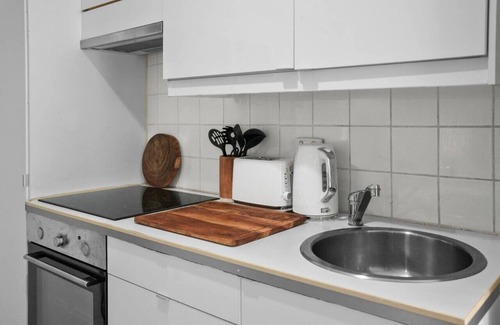 Greenslopes House | 6 Min to CBD Self-Contained Studio