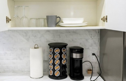 East Windsor Apartment | 6 Minutes to the Casino! Private Clean Suite Getaway | Work & Relax in Style