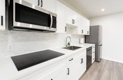 East Windsor Apartment | 6 Minutes to the Casino! Private Clean Suite Getaway | Work & Relax in Style