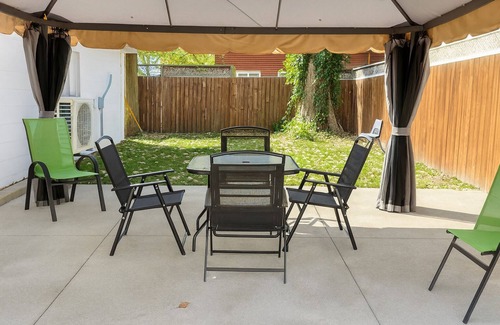 East Windsor Apartment | 6 Minutes to the Casino! Private Clean Suite Getaway | Work & Relax in Style