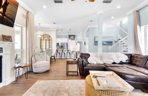 Clipper Cove House | ✨6-Seat Golf Cart-4 Blocks to Beach-Cozy Neighborhood-Two Friends from Colorado✨