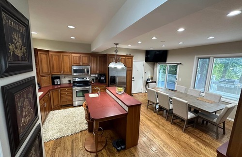 South Bend House | 60% Disc for next 2 Home Games! Waterfront Views Every Room 8 mins to Notre Dame