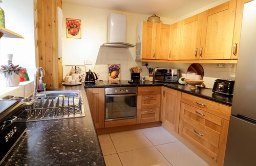 Caernarfon Cottage | 60 HYFRYDLE ROAD, pet friendly, character holiday cottage in Talysarn