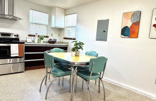 Norman Apartment | [614.5 A Jenkins]OU-Walk to Campus, Downtown Designer studio, and walking distance to Art and Dinos