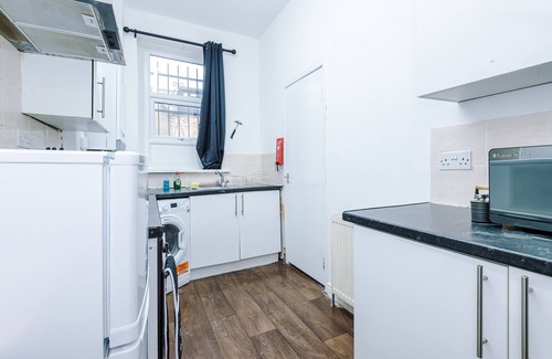 Bradford House | 65 Inch TV & Luxurious 2 Bedroom Suite for Your Ultimate Getaway Open