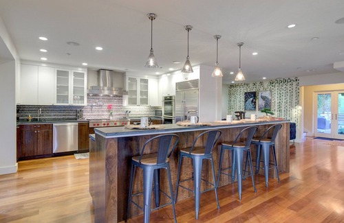 San Anselmo House | 6bd/3.5ba Marin Home w/Hot Tub + Billiards + BBQ