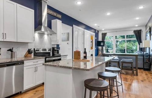 Inglewood Condo | 6bed/3bath ~14mins to Broadway/5mins to the Opry ~ Onsite gym/balcony