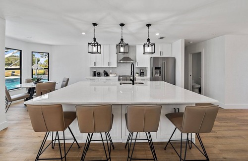 Greenview Shores Villa | 6BR Luxury Villa with Pool & Spa