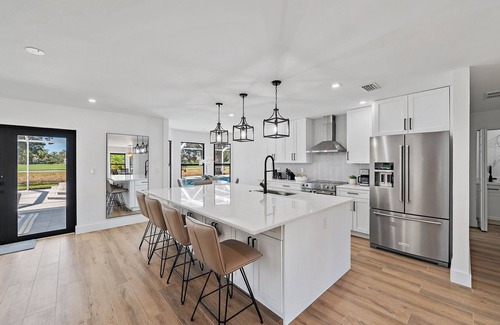 Greenview Shores Villa | 6BR Luxury Villa with Pool & Spa