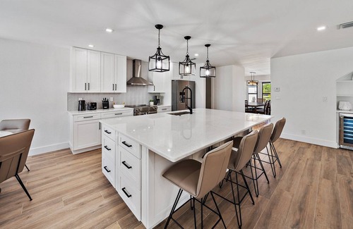 Greenview Shores Villa | 6BR Luxury Villa with Pool & Spa