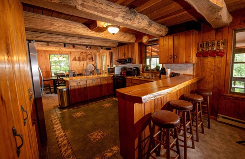 Champion House | 6BR/Sleeps 18, 5 Mins to 7Springs, Hot Tub, Pond, Fire Pit