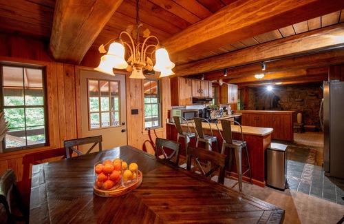 Champion House | 6BR/Sleeps 18, 5 Mins to 7Springs, Hot Tub, Pond, Fire Pit