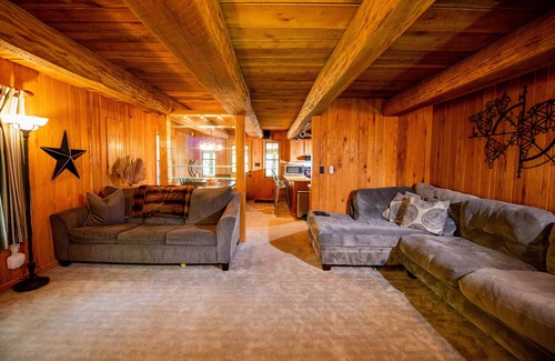 Champion House | 6BR/Sleeps 18, 5 Mins to 7Springs, Hot Tub, Pond, Fire Pit