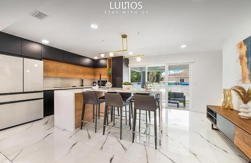 Coral Terrace House | 6BR Ultimate Retreat Pool, Sports Court & BBQ L10