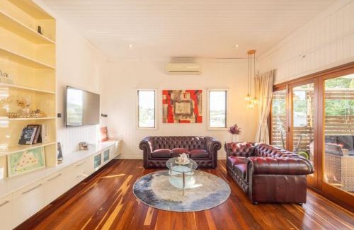 Coorparoo House | 6KM to CBD Convenient 5BR Queenslander Coorparoo
