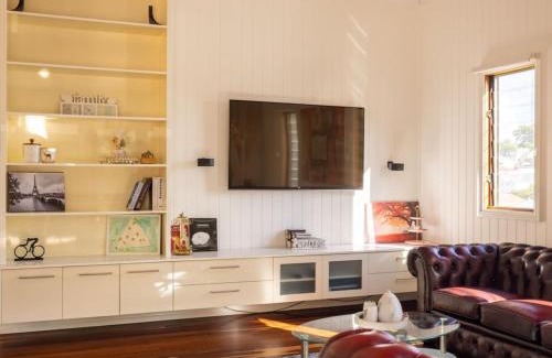 Coorparoo House | 6KM to CBD Convenient 5BR Queenslander Coorparoo