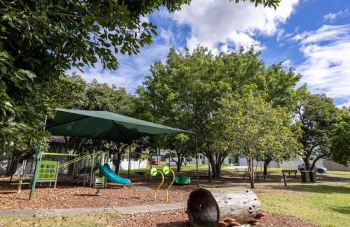 Coorparoo House | 6KM to CBD Convenient 5BR Queenslander Coorparoo