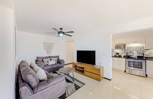 Jaco Apartment | 6th-floor apt near beach with pool views, outdoor pool, balcony, streaming, W/D