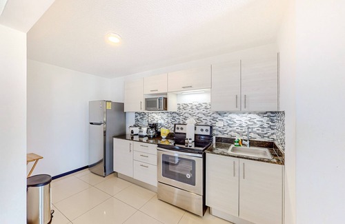 Jaco Apartment | 6th-floor apt near beach with pool views, outdoor pool, balcony, streaming, W/D