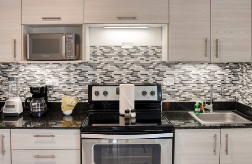 Jaco Apartment | 6th-floor apt near beach with pool views, outdoor pool, balcony, streaming, W/D