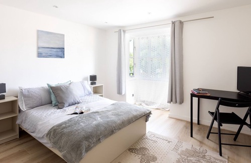 Hainault Cottage | 7 Bed Detached Cottage with Free parking and WiFi