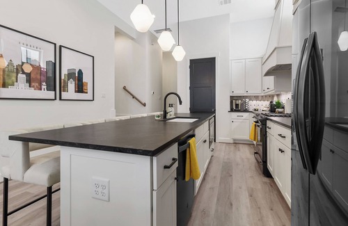 Montrose House | 7 Bedroom 7 Bathroom Deluxe Houston Home with Rooftop Downtown Skyline View!