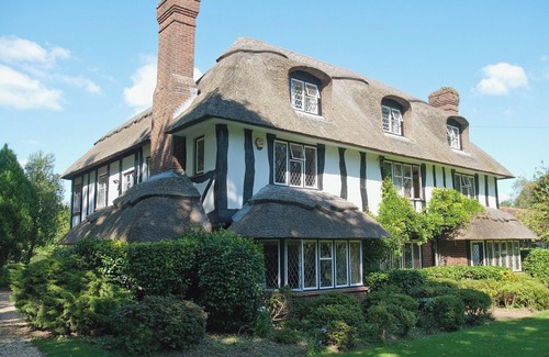 New Forest District Cottage | 7 bedroom accommodation in Hordle, near Lymington