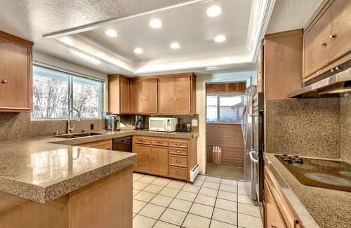 Black Bart Cabin | 7 Bedroom Tahoe Cabin, Pool Table, game room, minutes from Heavenly and Casinos