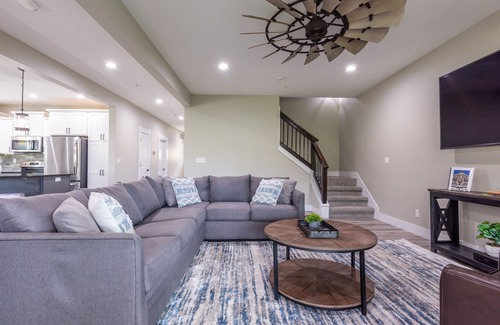 Table Rock House | 7 Bedroom w/Hot Tub- Indoor/Outdoor Community Pool