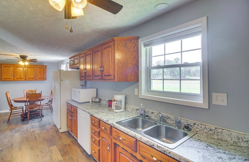 Glasgow House | 7 Mi to Barren River Lake: Quiet Getaway w/Yard!