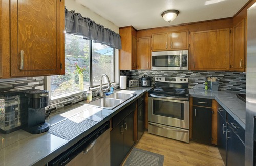 Port Angeles Apartment | 7 Mi to Olympic National Park: Port Angeles Apt!