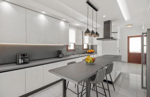 Petaloudes Villa | 7 min from Center - 6BR Villa with Airport Shuttle