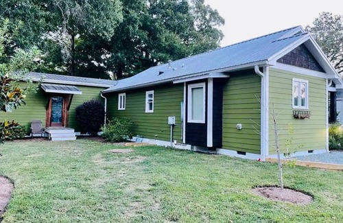 Carrboro House | 7 Min to UNC Hospital - Walk to Downtown Carrboro/20 min to Duke Hospital