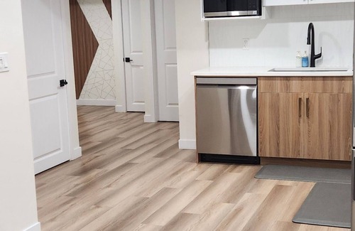 West Edmonton House | 7 minutes to West Edmonton Mall! Entire basement suite in West Edmonton