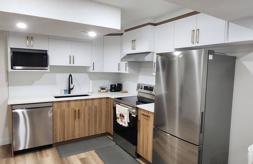 West Edmonton House | 7 minutes to West Edmonton Mall! Entire basement suite in West Edmonton