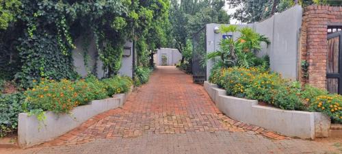 Bedfordview House | 7 on school - Cozy guesthouse 15 min drive from airport and close to major highways