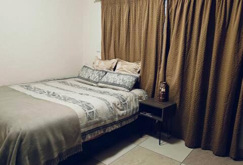 Bedfordview House | 7 on school - Cozy guesthouse 15 min drive from airport and close to major highways