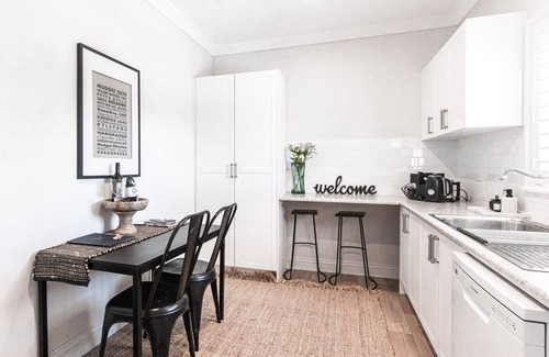 Central Mudgee Apartment | 70 On Mortimer “The Waratah Room” is a self contained 1 bedroom unit