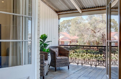 Central Mudgee Apartment | 70 On Mortimer “The Waratah Room” is a self contained 1 bedroom unit