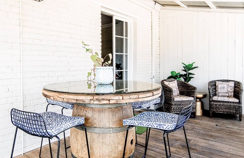 Central Mudgee Apartment | 70 On Mortimer “The Waratah Room” is a self contained 1 bedroom unit