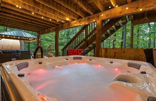 Massanutten House | 7BR Sleeps 17 | Hot Tub, Sauna, Game + Movie Room