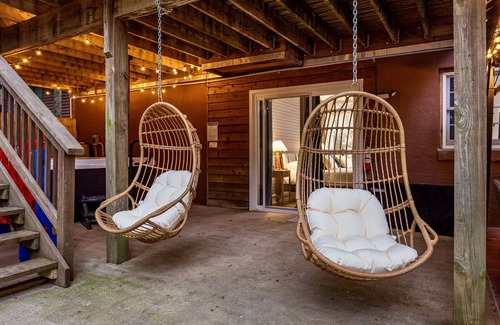 Massanutten House | 7BR Sleeps 17 | Hot Tub, Sauna, Game + Movie Room
