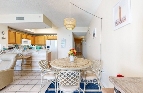 Navarre Beach Condo | 7th-floor bright, open condo - close to dining with Gulf front views